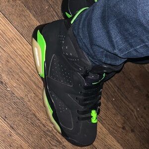 Jordan 6 Used but looks New Easy Clean! as well no scuffs
